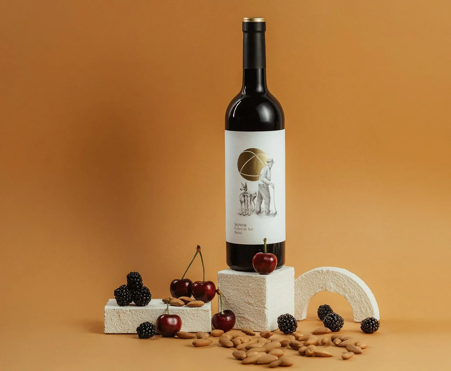Bodegas Novos · botella y frutos