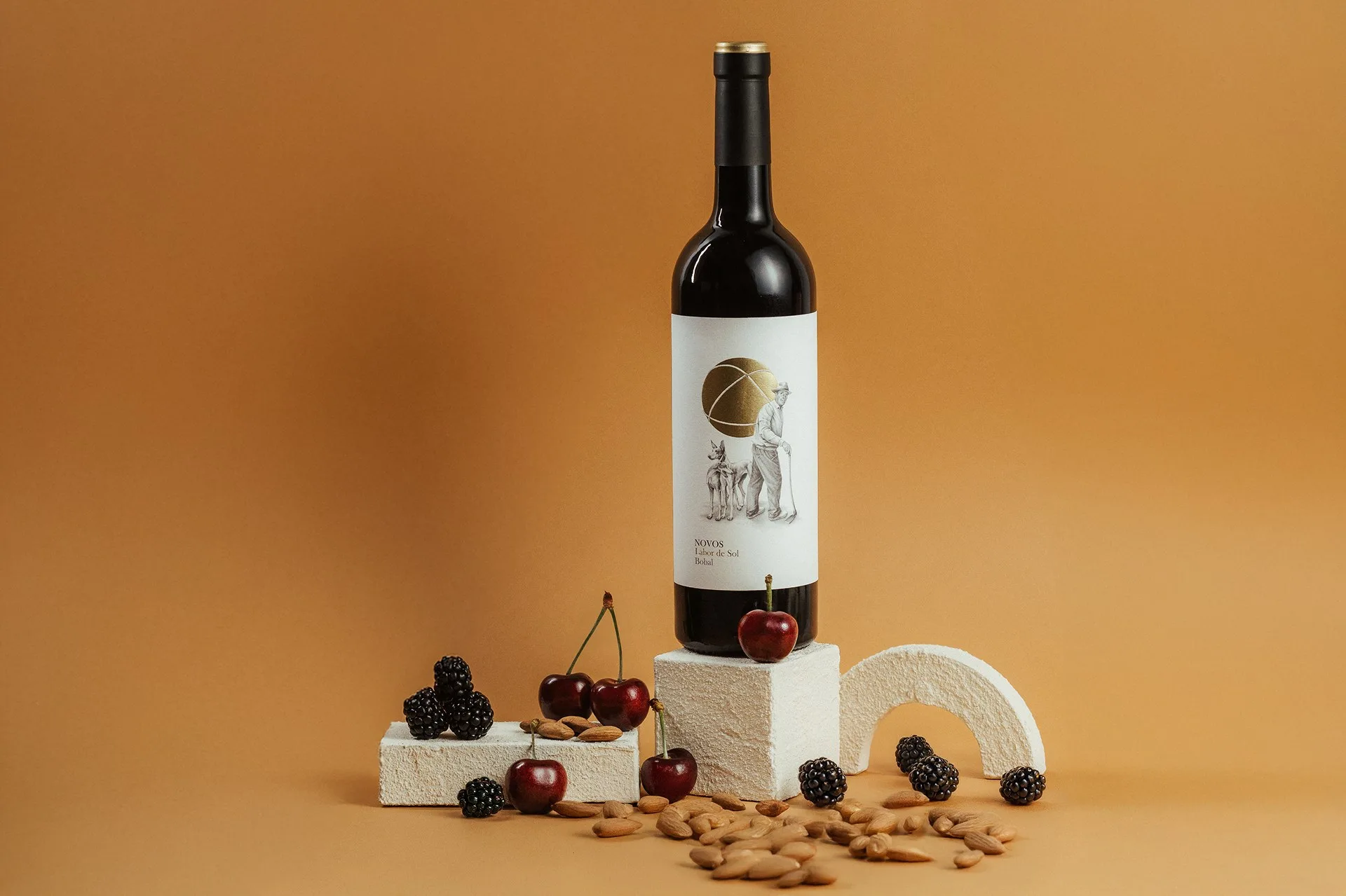 Bodegas Novos · botella y frutos